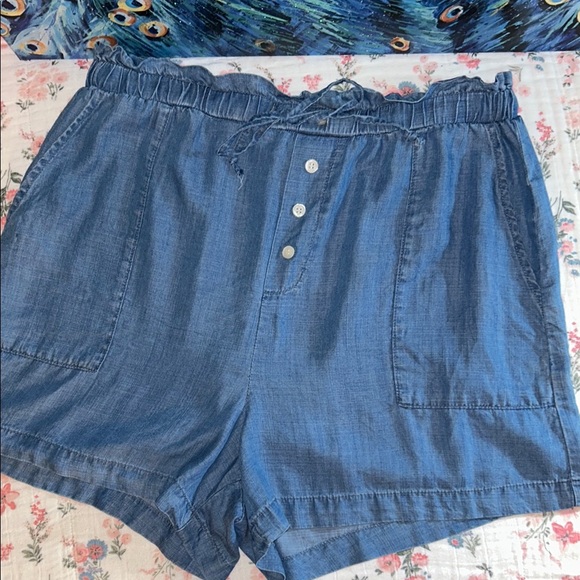 Saks Fifth Avenue Size M Chambray Paperbag Shorts - Picture 1 of 9